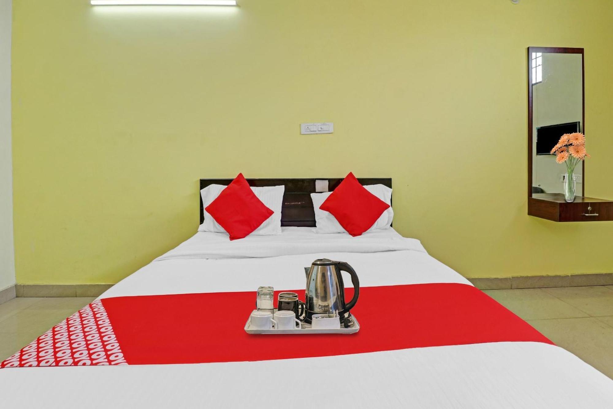 Hotel O Lakshmi Sri Deluxe Boarding & Lodgeing Kumbalgod Extérieur photo