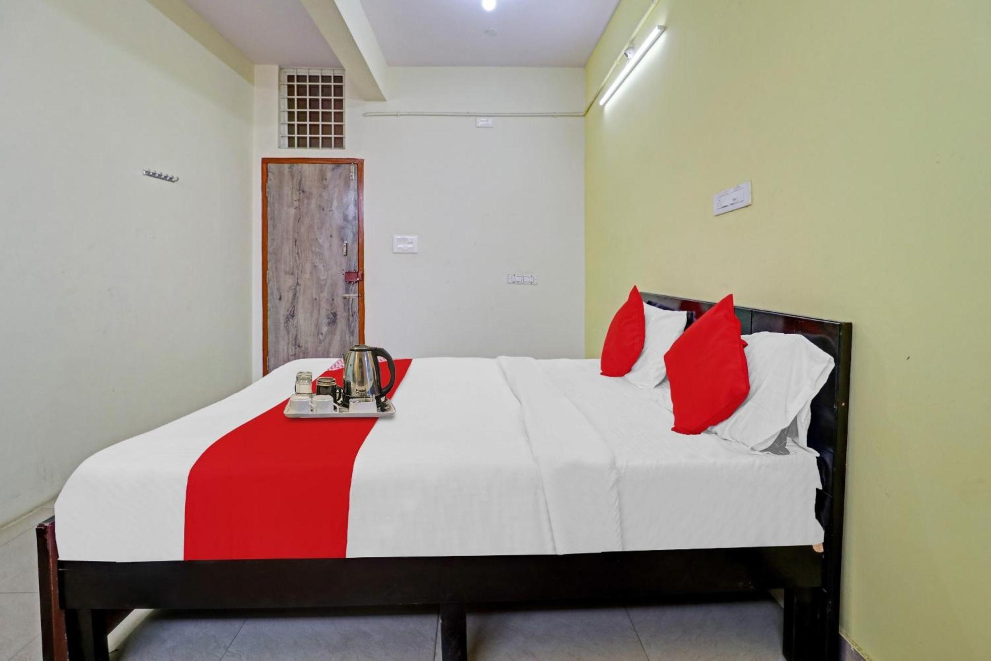 Hotel O Lakshmi Sri Deluxe Boarding & Lodgeing Kumbalgod Extérieur photo