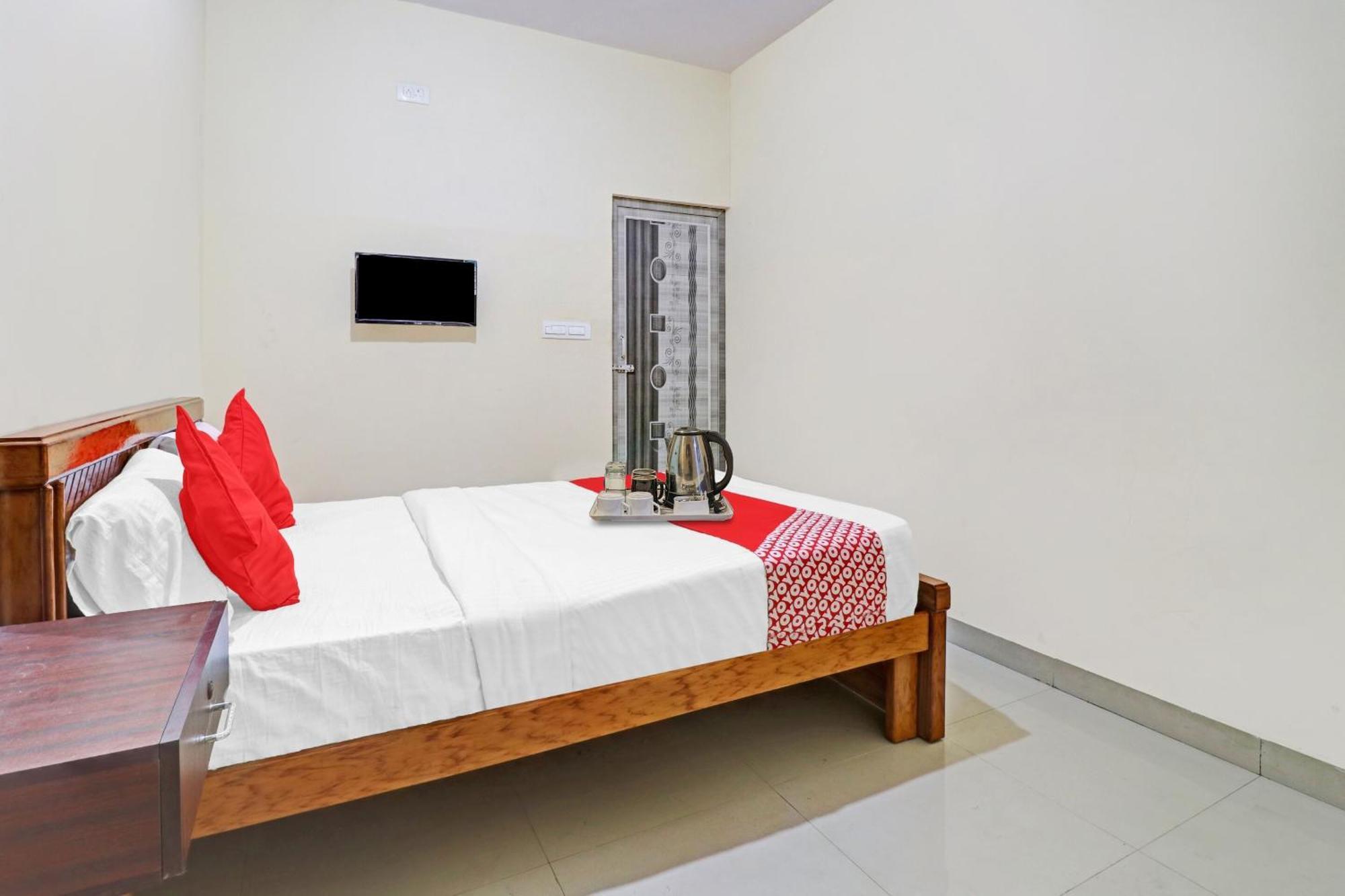 Hotel O Lakshmi Sri Deluxe Boarding & Lodgeing Kumbalgod Extérieur photo