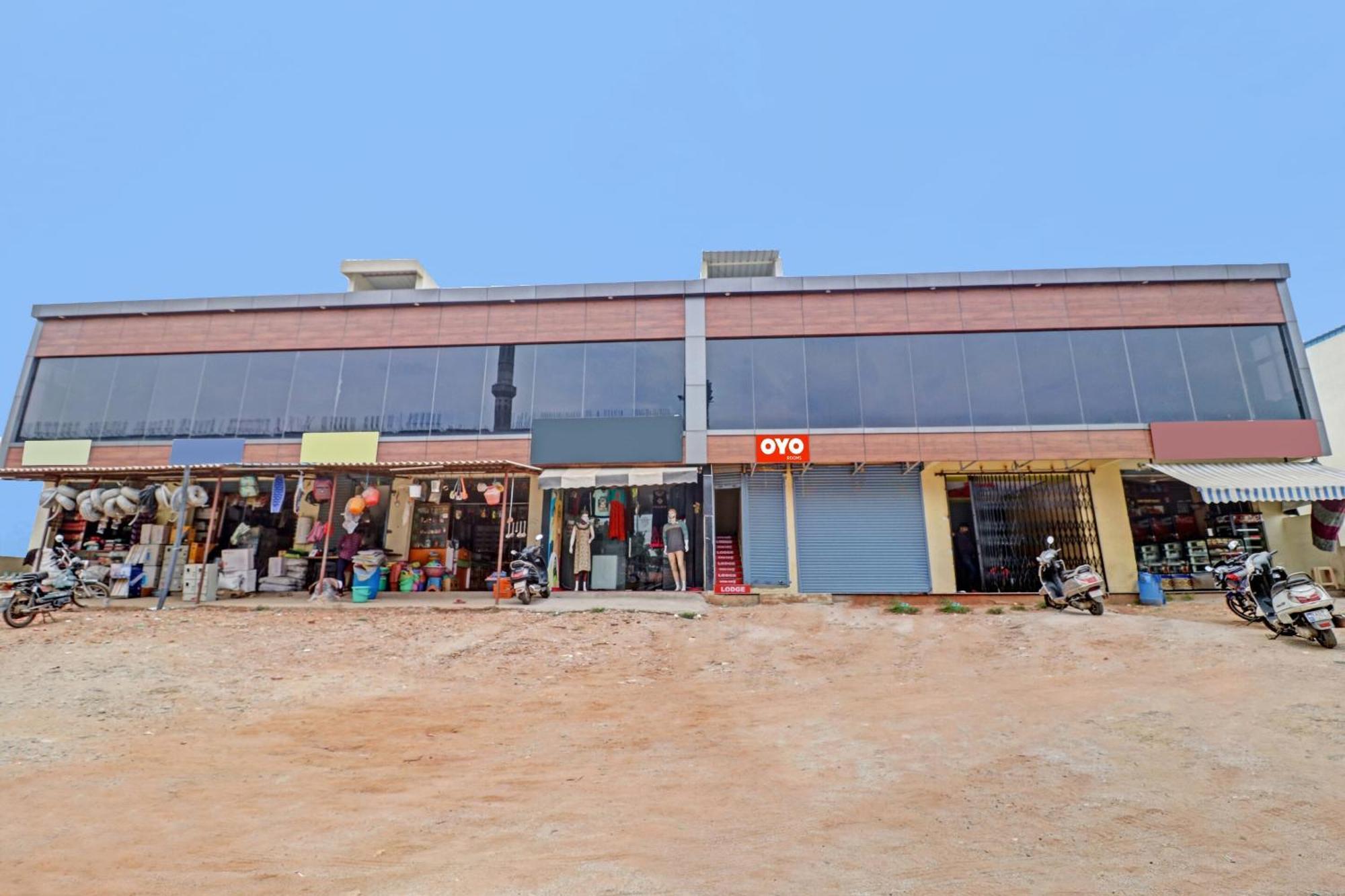 Hotel O Lakshmi Sri Deluxe Boarding & Lodgeing Kumbalgod Extérieur photo